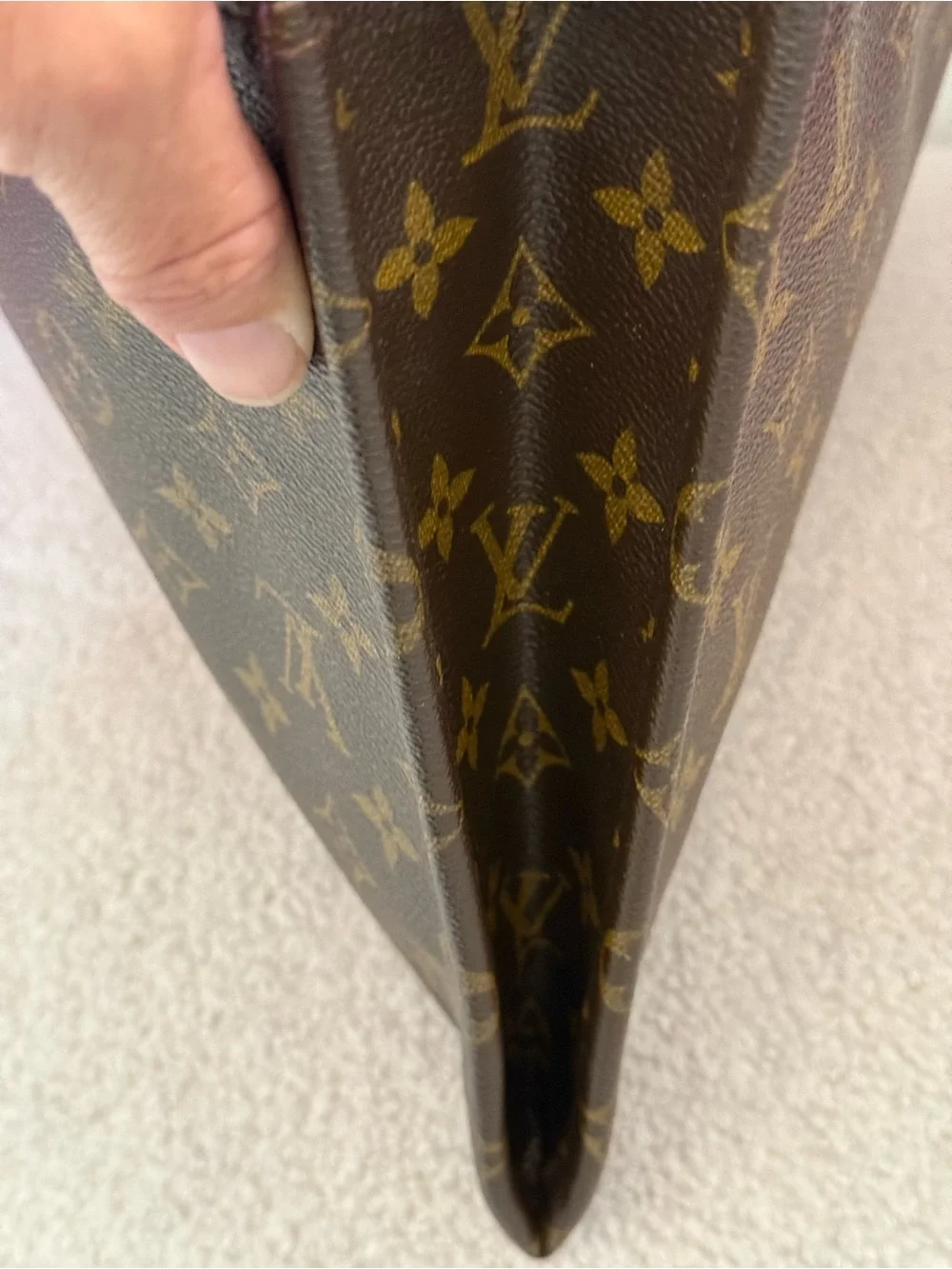 Louis Vuitton Vintage 1986 Zip Folio/tablet case. Zipper runs very smoothly.